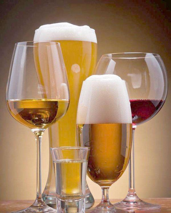 葡萄酒可以和白酒混着喝吗？